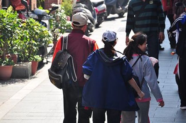3人の後姿。特にお父さんがめちゃテンション高かったです。面白い親子でした。