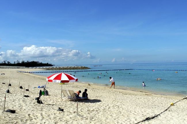 好い場所をゲットして、パラソルとサンベッドをセットしてもらいます