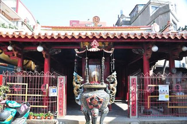 ○　霊済古寺（観音亭）<br /><br />邱良功母節孝坊のすぐ近くにあるお寺で、観音亭とも呼ばれています。主に観音大士をまつっています。唐の徳宗貞元年間に創建され、元、明の時代に幾度となく再建を繰り返しました。現在の建物は1987年に建てられたものです。<br /><br />言い伝えによると、清の道光年間に、大火事が起きお寺にまで火の手が延びましたが、その際お寺の中に突然泉が湧き出て、火が消えました。住民たちは神が火災から救ってくれたと寺を修建し、お寺を霊済寺と呼ぶようになりました。