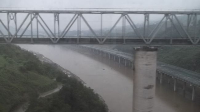 重慶北駅から夜行列車に乗りました。<br /><br />朝起きると深い渓谷を渡っていた。<br /><br />安康駅まではもう少し