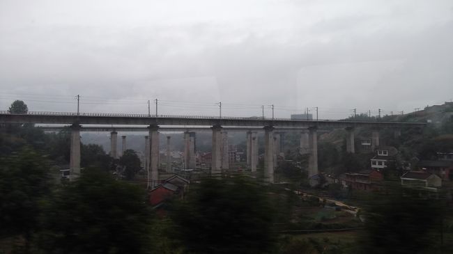 走り出し、重慶への路線と分岐する。