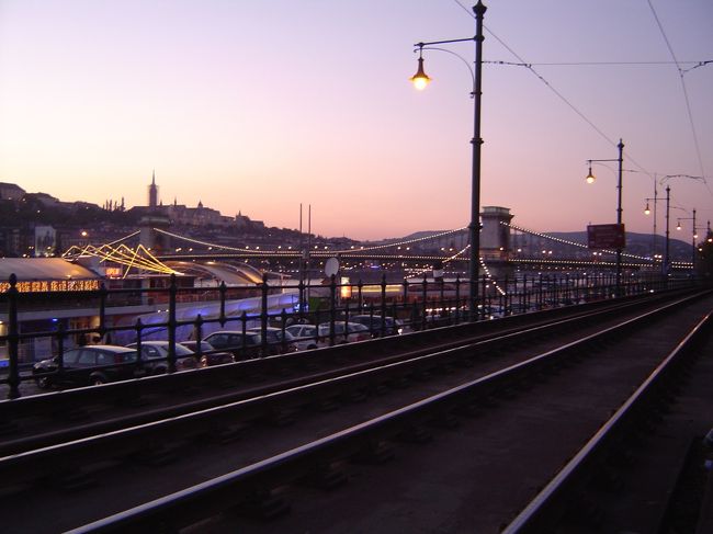 夕暮れ時のドナウ河べり<br />くさり橋は"ドナウの真珠"にふさわしいネーミング