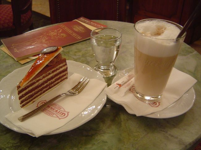 カフェジェルボー<br />エリザベートのお気に入りだったという<br />ドボシュタルトとカフェラテをオーダー（1,633ft）<br />カフェの雰囲気はアールヌーボーで豪華<br />サロン風な内装にうっとり