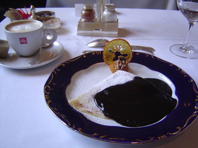 これはぜひ召し上がってほしい<br />看板メニューの"グンデル・パラチンタ"<br /><br />中にフルーツ漬けナッツの入ったクレープに<br />見た目と違って甘くないラム酒入りのチョコソースが<br />かかっています