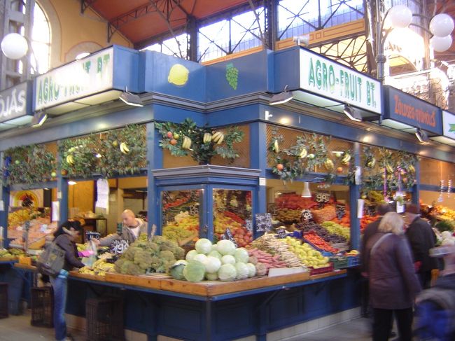 中央市場<br />目立つのはパプリカとフォアグラ<br />真ん中が吹き抜けになっていて、<br />周りを囲むようにした2階は刺繍製品がいっぱい<br />地下にはスーパーもありました