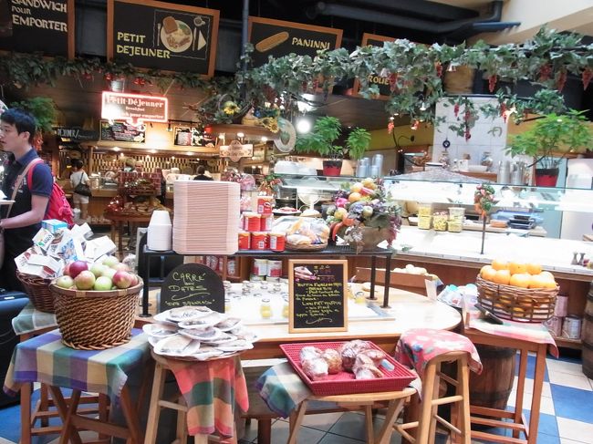モントリオールの短い滞在の次の朝、駅で朝食を買い込む。<br />お店がおしゃれ。サンドイッチを温めてくれたり、量り売りのおかずやら、<br />こんな売店、日本の駅にもあればいいのに。<br />果物も買えます。気に入った。