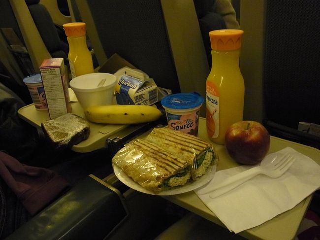 これが朝食。オレンジジュース、りんご、ツナロール、などなど。<br />りんごが美味しかった！若かりしころ、大好きだった「あさひ」というりんごに味が似ていました。今でもあさひはあるのでしょうか？酸味と甘味が同じくらい強くて、「私にも噛めます♪」という食べやすい歯ごたえのりんごです。昔の北海道では定番のりんごだったので、北のほうのりんごの味はこんな感じなのでしょうか？ふじとかジョナゴールドとはまったく違う味です。なんと表現したらいいのか。。う〜ん、ぴしっと気が引き締まる味！と言っておきましょう。カナダで似た味に出会うとは感激です。