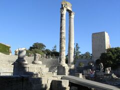 競技場の横を通っていくと、やはりローマ時代の古代劇場があります。
この柱は世界遺産に認定された後で、ユネスコが復元工事をしたものだそうです。