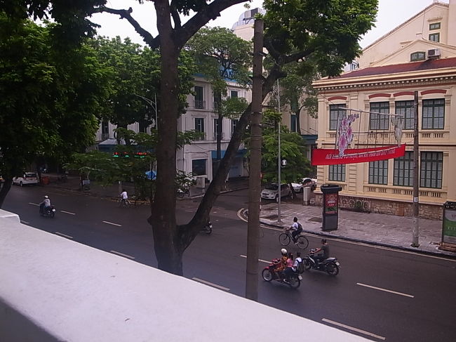 朝７：００<br />窓からのぞくと<br />そろそろバイクが走り始めてます。