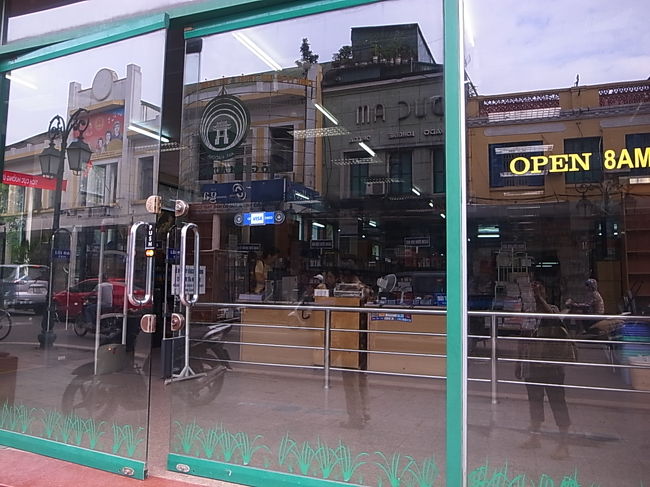 ここ、本屋さんみたい。この通りにはこうした本屋が多い。