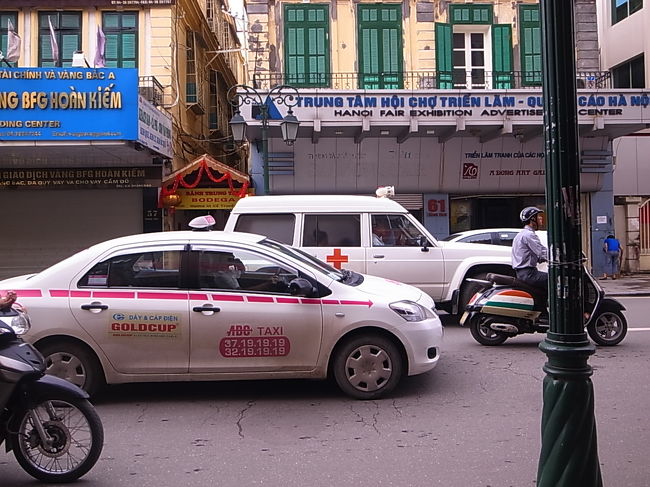 横を救急車が通りました。