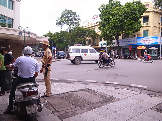この交差点のところで　若い女性がサンダル片手に泣きべそ<br />おおむね無事のようですが、何か起こったようです。
