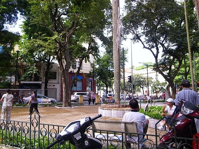 公園でオバ様方の体操が始まってます。　<br />昔からすると太いオバサンが多くなってる<br />気がします。<br />他人事じゃないんですけど。　