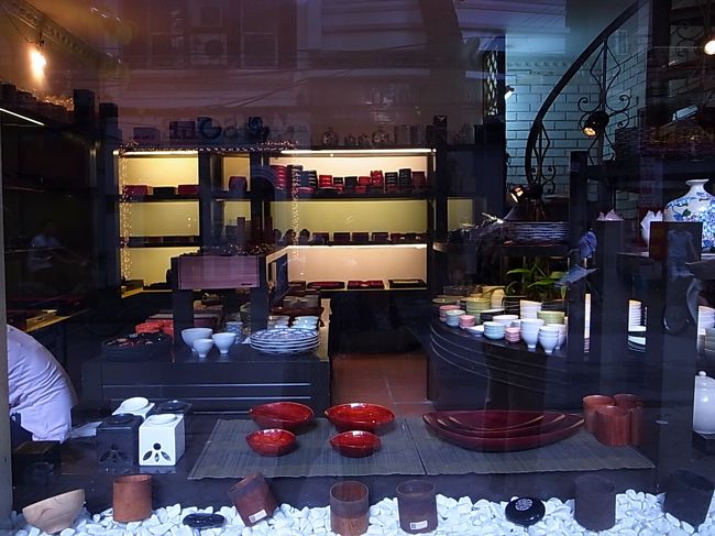 ニャチュン通り　<br />ラッカーウエアと陶器のお店<br />ちょっとオシャレっぽくて入ってみました。　<br />いろいろ欲しくなりましたが、入れ子の陶器だけ<br />買いました。　<br />値切りましたが、No!No!を繰り返されあきらめました。<br />12ドルなんですけど。　