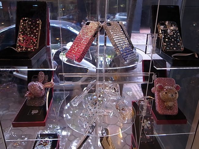 まん中の下、シンプルなのが欲しいです。　<br />で、値段を聞いてみると、<br />ドンで応えられました。<br />ドルでは？と聞くと、ドル扱いはないとのこと。　<br />え〜？　<br />ってことで残念。