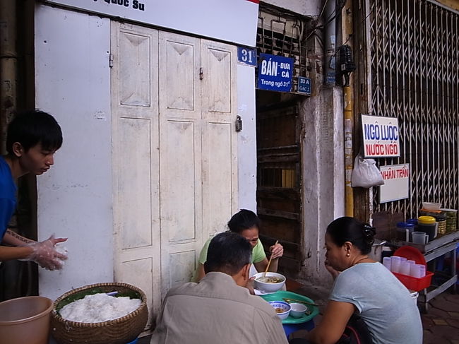 携帯やさんのあと、突然、ミスサイゴン（香水）を<br />売ってるお店をみつけました。　<br />そこでは早速お買い物。ミスハノイも買いましたが、<br />お店の写真は撮り忘れ。　<br /><br />その後、このブン屋さん？