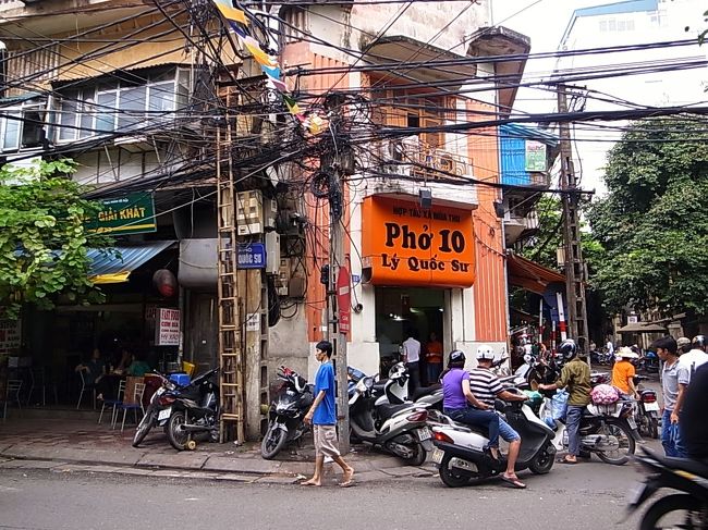 この角を折り返して帰ります。　<br />フォーやさん。<br />ここもにぎわってるし、食べたい！