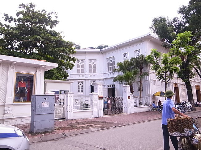 このきれいな建物は何でしょう。　<br />この自転車のおじさん、果物を売り歩いています。<br />ロンガン？　<br />私も声をかけられました。　<br />