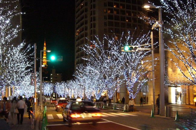 ケヤキ坂のイルミネーション。東京タワーもライトアップして見えます。