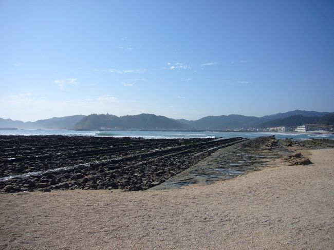 青島です。<br /><br />鬼の洗濯岩、と呼ばれる、海によって浸食された岩が海岸にあります。<br /><br />父が高校教師だったころに毎年修学旅行でこちらの地を訪れており<br />小さい頃写真でみて（いつか行ってみたいな）と思っていた場所です。<br />やっと来ることができました。