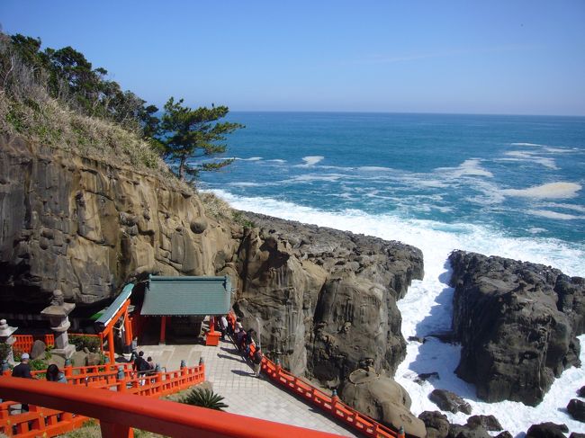 鵜戸神宮です。<br /><br />入口でご朱印をいただいて、海につきでている本堂へ。