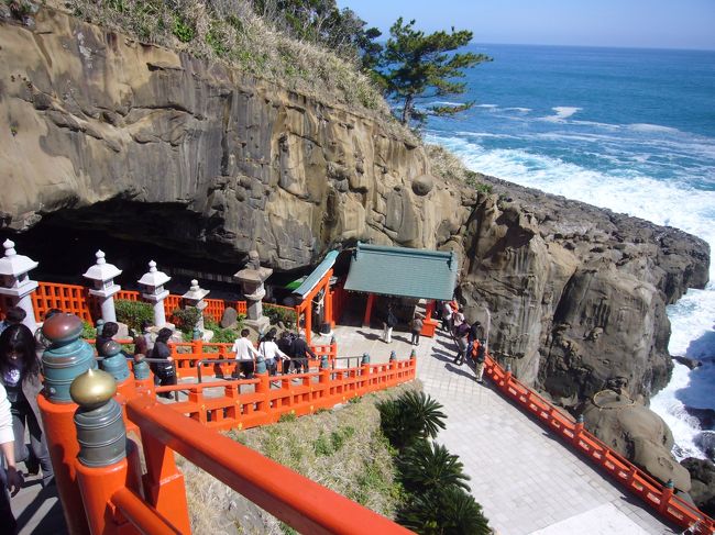 この赤い橋を「玉橋」というそうです。ここを伝って神社へ。