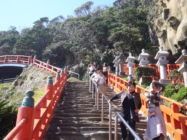 石段を下りてきます