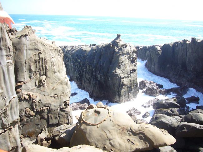 霊石亀石。<br />運玉を女性は右手で投げて輪の中にはいると願いがかなうそうです。<br />うまく丸の中に入りませーん。