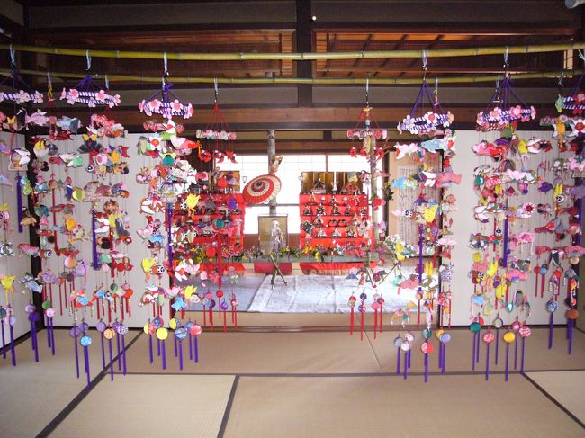 いろいろなお家で、つるし雛や雛人形を飾って見せてくれていました。<br /><br />地元の「飫肥あげ」をいただきました。ちょっと甘いさつま揚げ。美味しかったです。