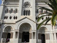 モナコ大聖堂
グレース・ケリーのお墓もここにあるそうですが
聖堂の裏手に、今やヨーロッパでは貴重になってしまった入国スタンプを押してくれる市庁舎があり、そっちへ急ぎました。