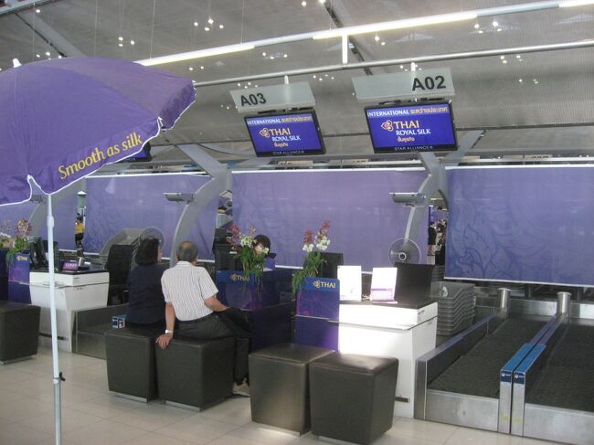 ロイヤルシルク専用のカウンターでは座ってチェックインができるようになっています。