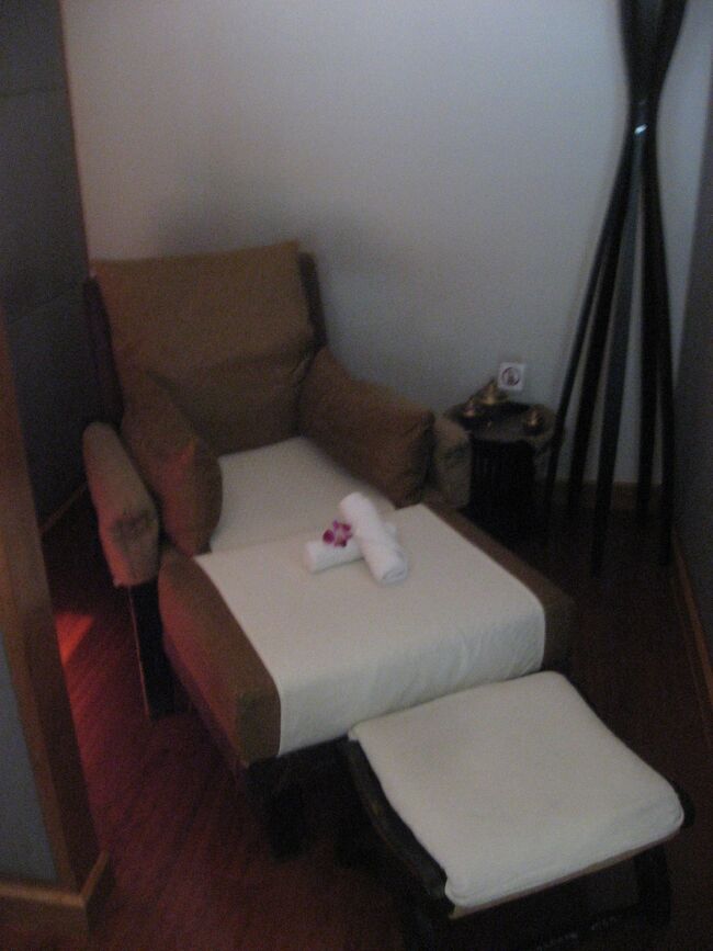 ロイヤルシルクの乗客は３０分コースで肩か足裏のマッサージを選べます。今回は肩のマッサージをお願いしました。(ファーストは１時間で全身マッサージとお風呂に入れるとか）