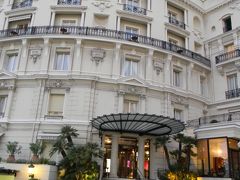 カジノの隣は、モナコ一の格式を誇るオテル　ド　パリ
建物を見るだけでゴージャスな気分になります