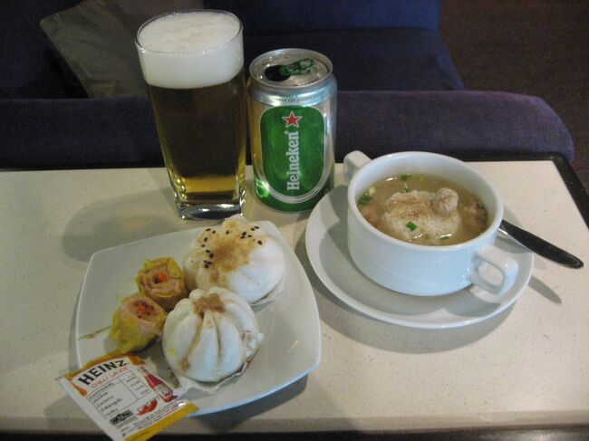 チキンスープのおかゆと簡単な点心もあります。