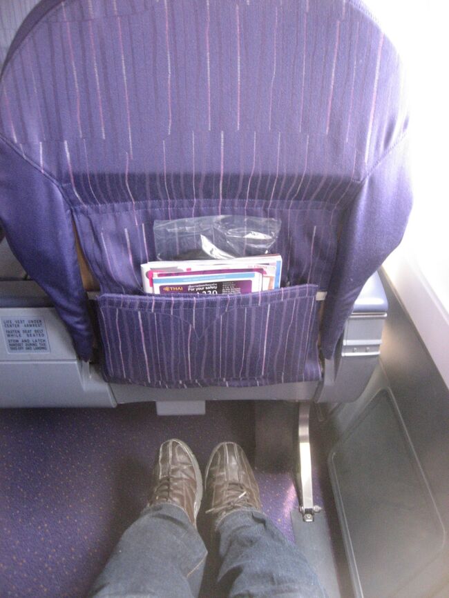 古い型のシートとは言え、シートピッチは十分です。