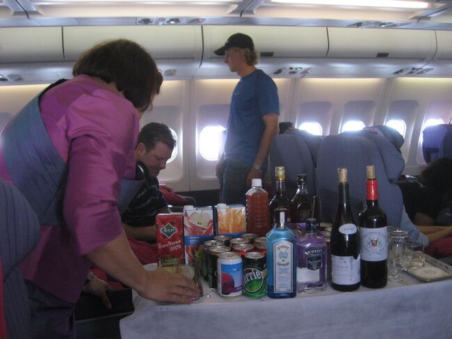 食事前のドリンクサービスです。ワゴンでサービスされます。こういう形だと、高級感がでますね。