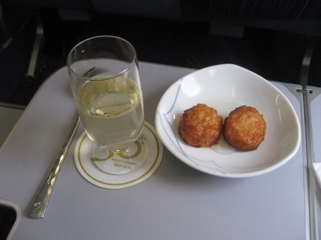 シャンパンとえびのすり身の団子のおつまみがでました。
