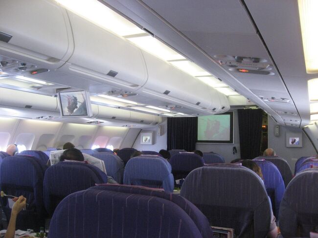 機内の様子です。ヨーロッパ方面からの乗継ぎ客と中国の方がほとんどでした。タイは中国の人がノービザで行ける数少ない国らしく、２クラス制で運行されているこの便のロイヤルシルククラスには見るからに「チャイニーズリッチ」という感じの方がたくさんいました。（笑）