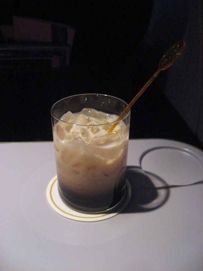 食後にリクライニングを最大にして（思ったよりも倒れたので快適に眠れました）休憩後、リキュールにカルーアがあったので、機内で初めてカルーアミルクを飲んでみました。