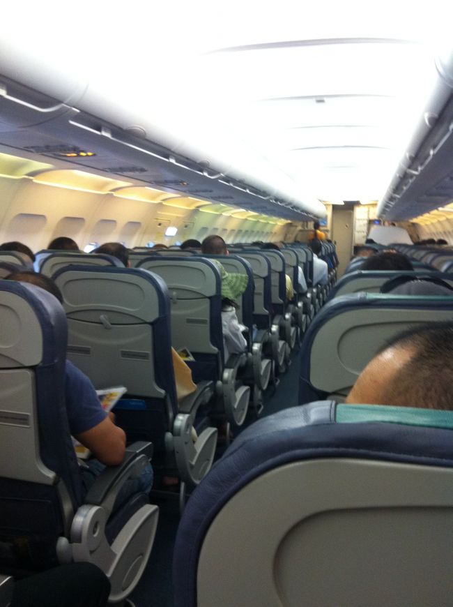 セブパシフィック航空の国内線　マニラ→セブでその日のうちに移動。<br />マニラには泊まりたくなかったので。<br /><br />内装は、エアアジアに似て狭いです。フライトアテンダントはポロシャツとカジュアル。