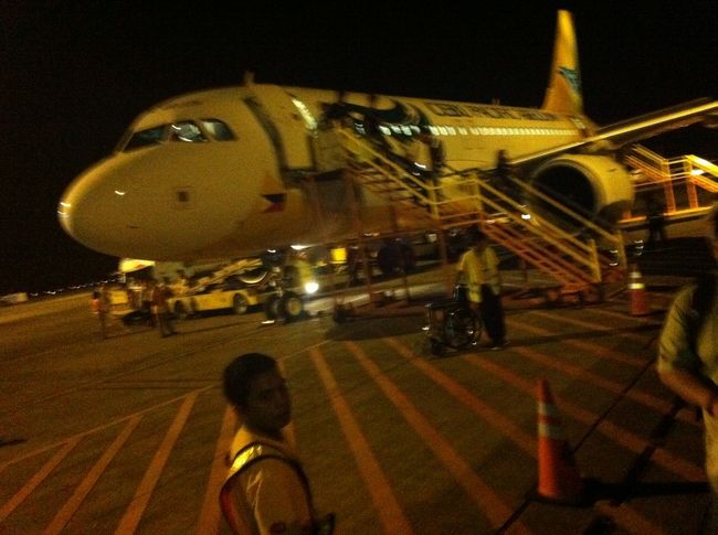セブのマクタン空港に到着。すっかり夜になってしまった！<br />これからタクでホテルまで移動します。