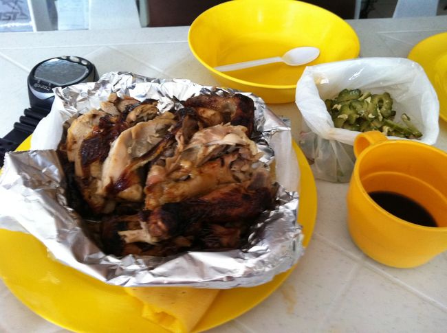 フェリーポートで例によって例のごとく、ぼろいトライシクルでアロナビーチに移動することに。<br />途中、美味しいレチョンマノック屋（グリルチキン）に寄ってくれいとリクエストし、お土産チキン持参でダイビングショップで頂きます。<br />レナさんと、日本から潜りに来ていた方と3人で、ペロリ。