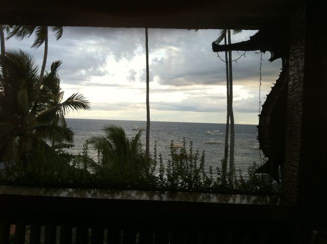 ホテルにチェックインしたころは、午後2本潜った後でした。<br />夕方の海もきれいだなあ。<br />ちなみに、ホテルもagodaより申し込み、オーシャンビューとリクエストしてあったので、いい部屋頂戴しました！