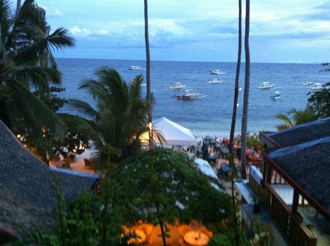 夕方になり、下のレストランがシーフードBBQの準備に入りました。<br />にぎやかな夜のはじまり