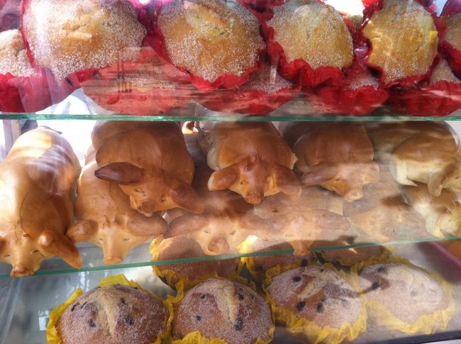 そしてアロナビーチ沿いのパン屋の風景。<br />ぶひーと声が聞こえて来そうです