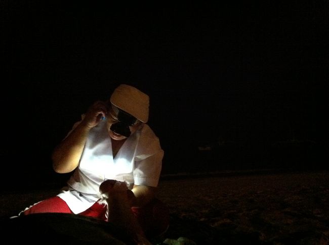 夜暇なんでビーチ沿いでおばちゃんにマッサージと足裏のピーリングをお願いしました。<br />ふと振り返ったら吹き出しそうに。<br />探検家のような姿でがんばってくれました。<br />ちなみにマッサージ歴12年。