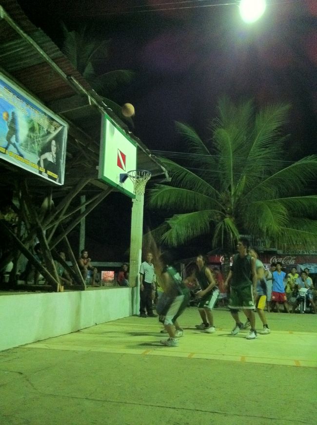 アロナビーチのバスケットボール大会を見に行きました。<br />この日は、フィリピンファンダイバーチームと海沿いレストランチームでした。がんばったんだけど、負けちゃいました（涙）<br />初めて走っているダイブマスターとボートクルーを見ました（笑）