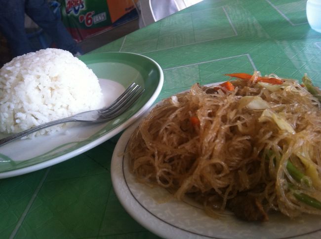 翌朝は、すっかりはまってしまったPancitビーフンと白米。<br />炭水化物＋炭水化物でエネルギー150%（苦笑）<br />味が濃いから美味しいのだ。