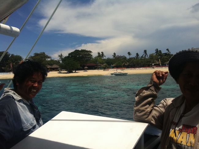 お土産売りのおばちゃん（バリカサグおばちゃん）は船に乗り込みいつの間にか商売するのだけど、今回は真珠のネックレスが売れてご満悦。