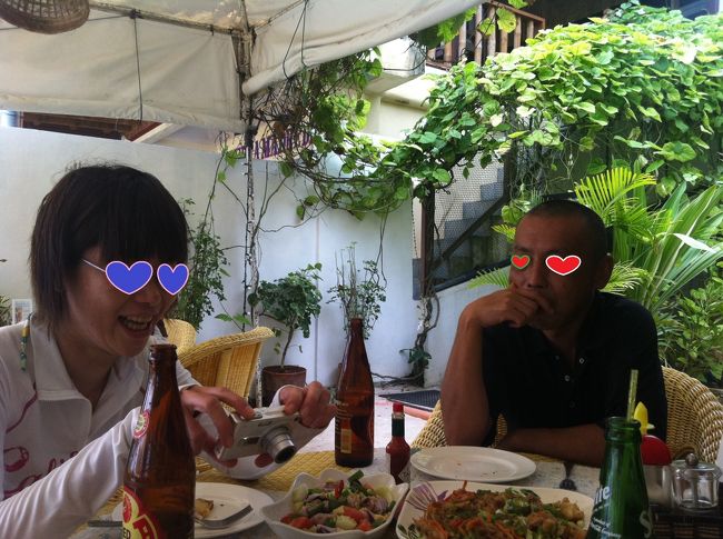 合言葉は１．２サンミゲルということで、この日はさっさと2本でやめてビールタイム。ご一緒頂いたのは、福井からお越しのすてきなカップル！<br /><br />つまみは、ピザとキニラウ（フィリピン風カルパッチョ）と朝も食べたのにまたもやパンシットビーフン。<br /><br />それにしても素敵な夫婦だなあ・・・